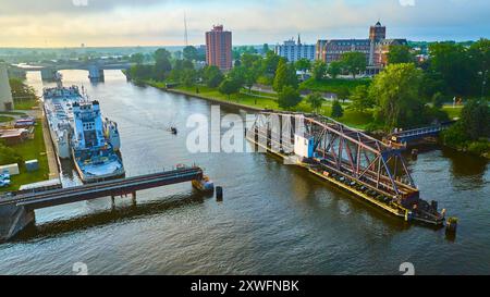 Luftaufnahme des Frachtschiffes, das durch eine erhöhte Zugbrücke und Schleusen fährt Stockfoto