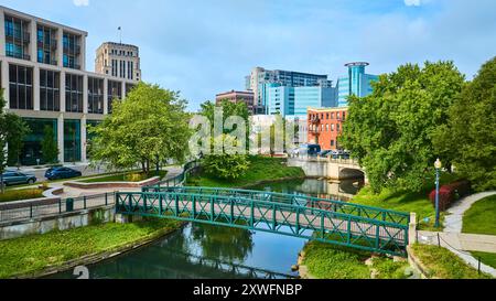 Blick aus der Vogelperspektive auf die grüne Fußgängerbrücke über den Arcadia Creek in der Innenstadt von Kalamazoo Stockfoto