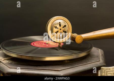 Altmodischer und veralteter Gramophon-Plattenspieler Stockfoto