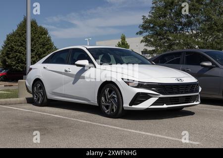 Avon - 11. August 2024: Hyundai Elantra SEL wird in einem Händlerbetrieb ausgestellt. Hyundai bietet den Elantra mit einem 2,0 l-Vierzylindermotor an. MEIN:2024 Stockfoto