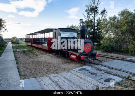 Retro-Zug, der Besucher vom Festland zum Strand Barril in der Nähe von Tavira in Portugal bringt. Stockfoto