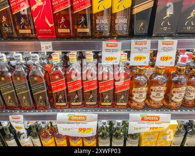 São Paulo, Brasilien 17. August 2024. Verschiedene Whiskeys in den Regalen mit Preisschild, in einem Supermarkt in São Paulo, Brasilien Stockfoto