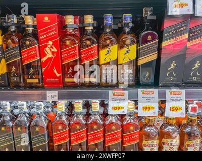 São Paulo, Brasilien 17. August 2024. Verschiedene Whiskeys in den Regalen mit Preisschild, in einem Supermarkt in São Paulo, Brasilien Stockfoto