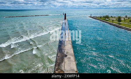 Blick aus der Vogelperspektive auf den Kenosha Lighthouse Pier und Breakwater am Lake Michigan Stockfoto