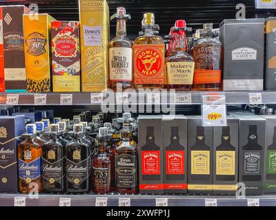 São Paulo, Brasilien 17. August 2024. Verschiedene Whiskeys in den Regalen mit Preisschild, in einem Supermarkt in São Paulo, Brasilien Stockfoto