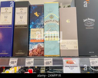 São Paulo, Brasilien 17. August 2024. Verschiedene Whiskeys in den Regalen mit Preisschild, in einem Supermarkt in São Paulo, Brasilien Stockfoto