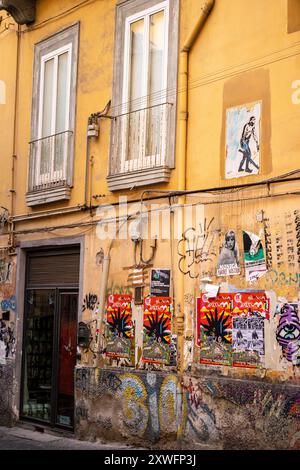 Eine lebhafte Straße von Neapel mit vielen Straßenkunst und Graffiti an Wänden, die eine Vintage-Architektur zeigen, Italien Europa Stockfoto