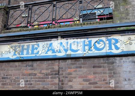 Sign of the Anchor, ein Pub im London Borough of Southwark, Bankside am Südufer der Themse, heute im Besitz von Greene King Stockfoto