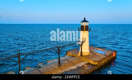 Blick aus der Vogelperspektive auf den White Lighthouse am Concrete Pier während der Golden Hour Stockfoto