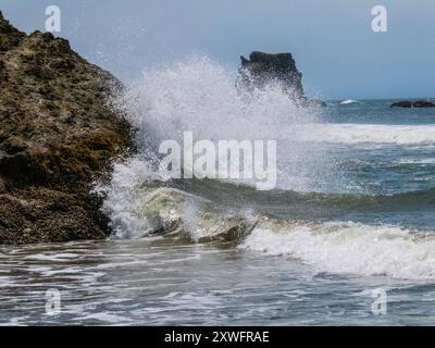 Brandon, Oregon, USA O- die Wellen des Pazifischen Ozeans krachen am Strand an Oregons „Redwood Coast“ auf Felsen. Mächtige Wellen, die Steine zerbrechen, Stockfoto