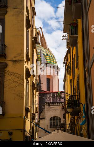 Eine kuppelförmige Architektur durch die Straße von Neapel in Italien vor klarem blauem Himmel und die Wäscherei trocknet unter der Sonne aus Stockfoto
