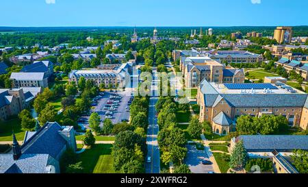 Fliegen Sie aus der Luft durch den Historic University Campus mit baumgesäumter Avenue Stockfoto