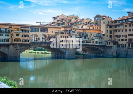 Malerischer Blick auf die mittelalterliche Bogenbrücke ¨Ponte Vecchio¨ in der historischen Stadt Florenz, Italien. Stockfoto