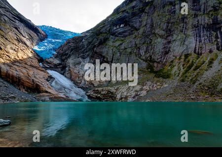 Panoramablick auf den Briksdalsbreen Gletscher mit dem Briksdalsvatn Schmelzwassersee im Vordergrund Stockfoto