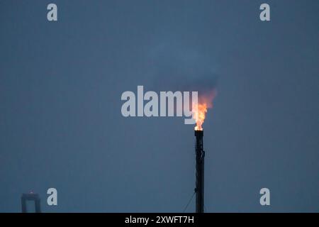 Flamme brennt in einer Raffinerie auf Stockfoto