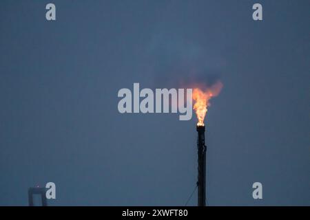 Flamme brennt in einer Raffinerie auf Stockfoto