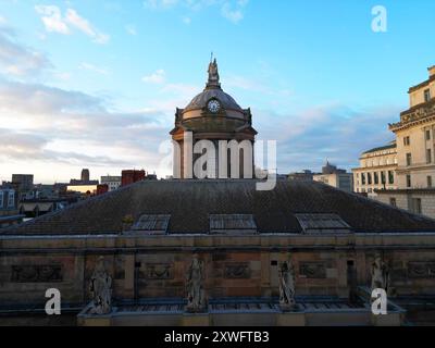 Erhöhter Blick auf die Drohne mit Blick auf die Rückseite des Rathauses von Liverpool von Exchange Flags Stockfoto