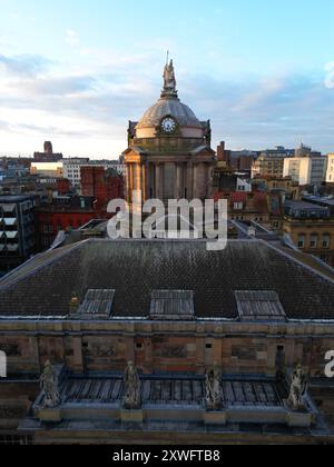 Erhöhter Blick auf die Drohne mit Blick auf die Rückseite des Rathauses von Liverpool von Exchange Flags Stockfoto