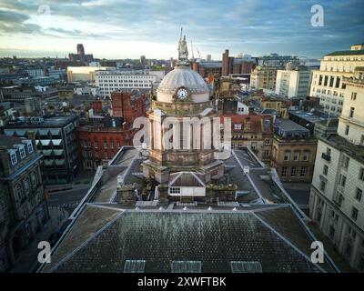 Erhöhter Blick auf die Drohne mit Blick auf die Rückseite des Rathauses von Liverpool von Exchange Flags Stockfoto