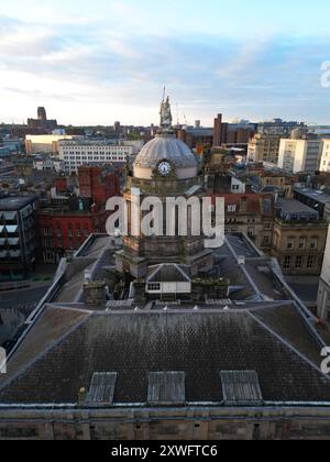 Erhöhter Blick auf die Drohne mit Blick auf die Rückseite des Rathauses von Liverpool von Exchange Flags Stockfoto