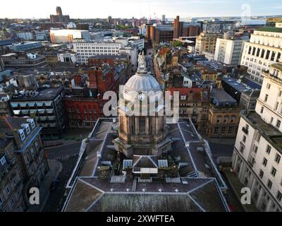 Erhöhter Blick auf die Drohne mit Blick auf die Rückseite des Rathauses von Liverpool von Exchange Flags Stockfoto