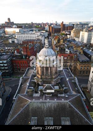 Erhöhter Blick auf die Drohne mit Blick auf die Rückseite des Rathauses von Liverpool von Exchange Flags Stockfoto