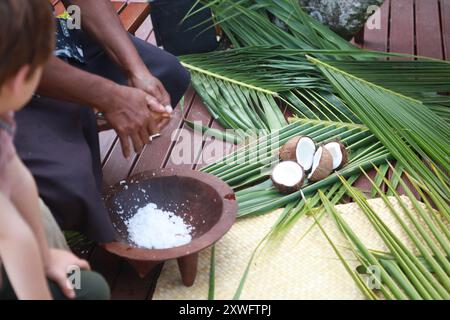 Frische Kokosnuss kratzen, traditionelle Essensvorführung, Fidschi Stockfoto