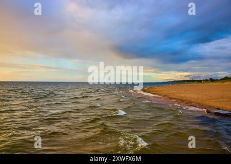 Golden Hour Beach Waves in Motion am Benton Harbor aus der Perspektive der Augenhöhe Stockfoto