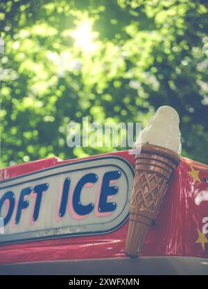 Ein Eiswagen an Einem sonnigen Tag in England, mit Copy Space Stockfoto