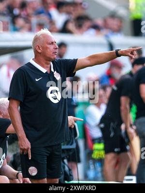 Offenbach, Deutschland. August 2024. Christian Neidhart (Kickers Offenbach, Trainer) gestikuliert, GER, Kickers Offenbach vs. 1. FC Magdeburg, Fußball, DFB-Pokal, 1. Runde, Saison 2024/2025, 19.08.2024. DIE DFB-VORSCHRIFTEN VERBIETEN DIE VERWENDUNG VON FOTOS ALS BILDSEQUENZEN UND/ODER QUASI-VIDEO. Foto: Eibner-Pressefoto/Florian Wiegand Credit: dpa/Alamy Live News Stockfoto