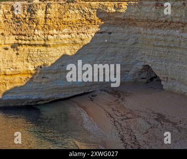 Carvalho Beach, Sedimentschichten in Felsen an der Küste zwischen Marinha Beach und Vale Centeanes Beach, Algarve, Portugal, Europa. Stockfoto