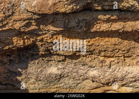 Sedimentschichten in Gesteinsschichten, die auf der Ostlinie zwischen Marinha Beach und Vale Centeanes Beach, Algarve, Portugal, Europa, zu sehen sind. Stockfoto