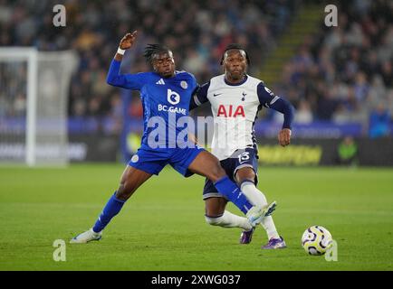 Abdul Fatawu Issahaku (links) von Leicester City fordert Tottenham Hotspurs Destiny Udogie (rechts) während des Premier League-Spiels im King Power Stadium in Leicester heraus. Bilddatum: Montag, 19. August 2024. Stockfoto