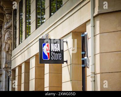 08 19 2024 - Paris, Frankreich. NBA-Ladenschild mit Liga-Logo auf einem alten Gebäude in Paris, in dem sich offizielle Fanbekleidung und Merchandise-Shop befinden Stockfoto