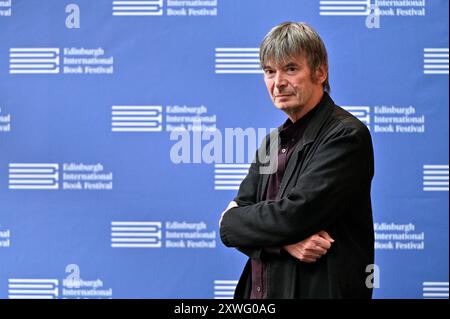 Edinburgh, Schottland, Großbritannien. August 2024. Edinburgh International Book Festival: Ian Rankin, schottischer Krimiautor, beim offiziellen Fotogespräch. Quelle: Craig Brown/Alamy Live News Stockfoto