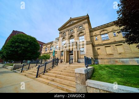 Historisches Gerichtsgebäude mit Lady Justice in South Bend Low Angle Perspektive Stockfoto