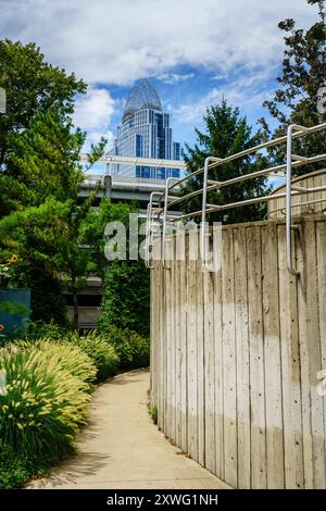 Cincinnati, Ohio, 30. Juli 2022: Blick auf den Great American Tower vom Riverwalk Stockfoto