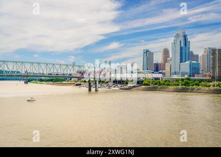 Cincinnati, Ohio, 30. Juli 2022: Blick auf die Innenstadt von Cincinnati und den Ohio River von der Purple People Bridge Stockfoto