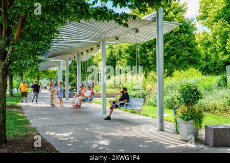 Cincinnati, Ohio, 30. Juli 2022: Die Menschen genießen einen schönen Sommertag auf den Schaukeln im Smale Riverfront Park Stockfoto