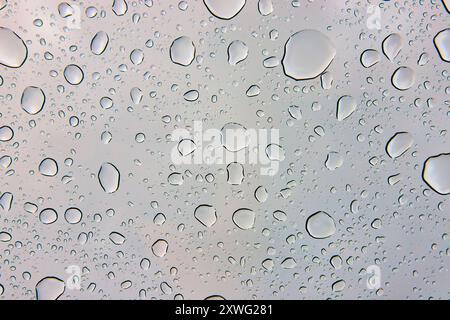 Wassertröpfchen auf Glasoberfläche mit bedecktem Hintergrund Blickperspektive Stockfoto