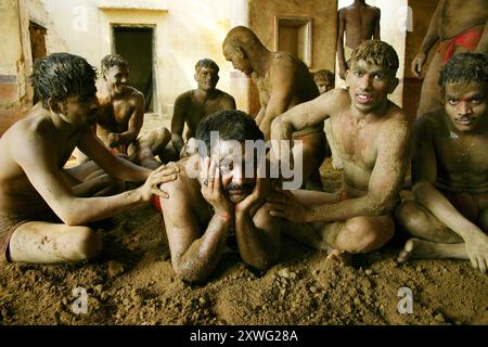 INDE. BENARES. UTTAR PRADESH. AKHARA DE GAYA SETH. L'ENTRAINEUR SE FAIT MASSER PAR SES ELEVES APRES L'ENTRAINEMENT DE LUTTE TRADITIONNELLE INDIENNE (K Stockfoto