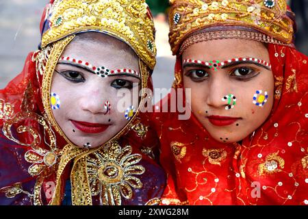 INDE, UTTAR PRADESH, VARANASI, BENARES, PORTRAITS DE DEUX ENFANTS INDIENS EN PETITS DIEU SHIVA SUR LES GHATS DE LA VILLE SAINTE DE BENARES Stockfoto