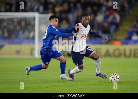 Tottenham Hotspurs Destiny Udogie (rechts) ist eine Herausforderung von Facundo Buonanotte (links) im King Power Stadium in Leicester City. Bilddatum: Montag, 19. August 2024. Stockfoto