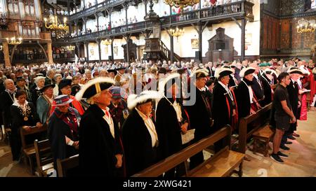 PYRENEES ATLANTIQUES (64) PAYS BASQUE, SAINT-JEAN-DE-LUZ, MESSE DES CORSAIRES BASQUES ET DES CONFRERIES INVITEES DANS LA MAJESTUEUSE EGLISE SAINT-JEAN Stockfoto