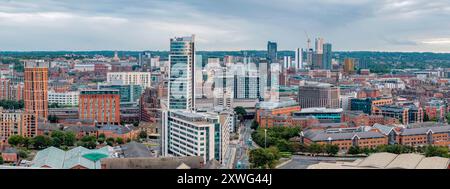 Stadtzentrum von Leeds, West Yorkshire, England. Moderne Skyline, historische Architektur und geschäftiges Geschäftsviertel im Herzen von Yorkshire. Stockfoto