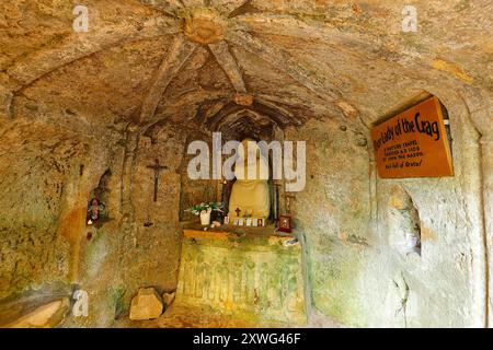 Im Inneren der Kapelle unserer Lieben Frau von der Crag, die 1408 von John the mason in die Felswände in Knaresborough, North Yorkshire, Großbritannien gemeißelt wurde Stockfoto