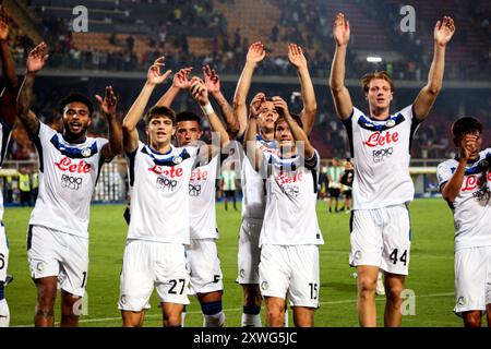 Lecce, Italien. August 2024. Atalanta Spieler feiern am Ende des Fußballspiels der Serie A zwischen US Lecce und Atalanta BC im Stadio Via del Mare in Lecce (Italien) am 19. August 2024. Quelle: Insidefoto di andrea staccioli/Alamy Live News Stockfoto