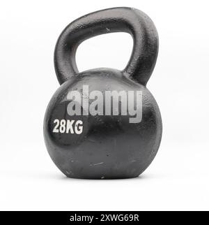 28 kg eisengegossener Wasserkocher aus schwarzem Metall für Sport auf weißem isoliertem Hintergrund. Stockfoto