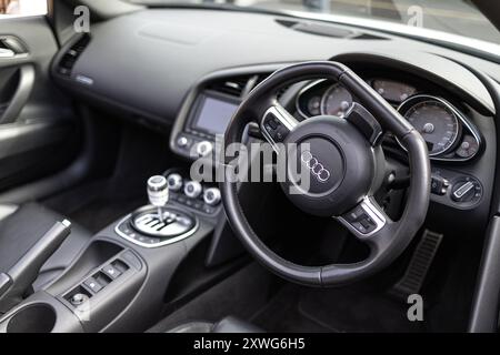 Cardiff, UK - 3. März 2024: Audi R8 V8 Instrumentengruppe mit Schwerpunkt Drehzahlmesser, Drehzahlmesser, Armaturenbrett. Stockfoto