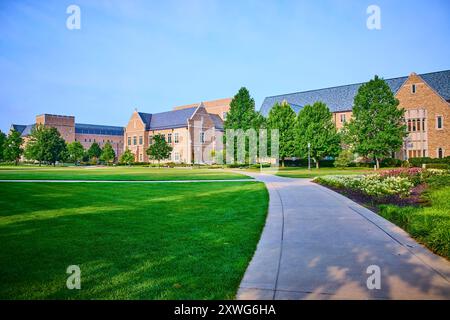 Klassische Brick University Gebäude mit ruhiger Pathway Perspektive auf Augenhöhe Stockfoto